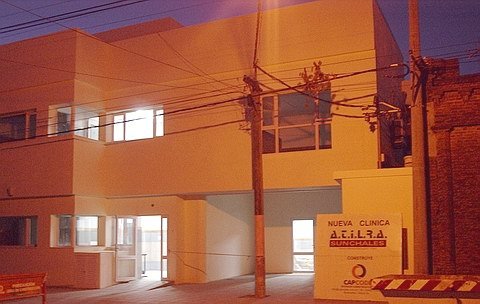 Frente de la clínica, tal como estaba hace unas semanas. Su fachada está cambiando de aspecto al haberse decidido construir un piso más.