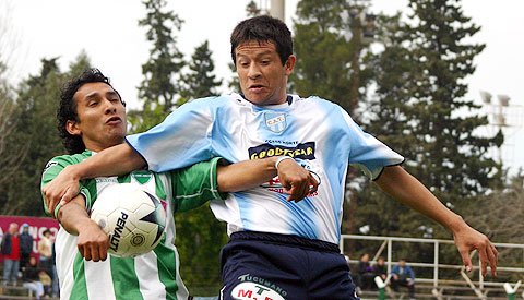Serrizuela, una de las figuras de la cancha, lucha por controlar la pelota (Diego Rosso).