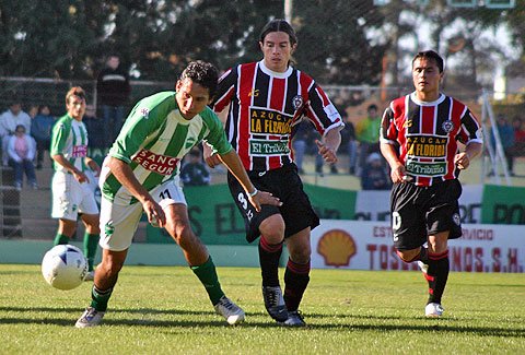 Serrizuela lucha por retener la pelota ante el acoso de la defensa tucumana (Diego Rosso).