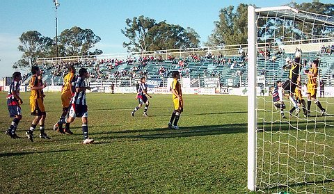 Baigorria salta más alto que todos y se queda con la pelota (La Calle).