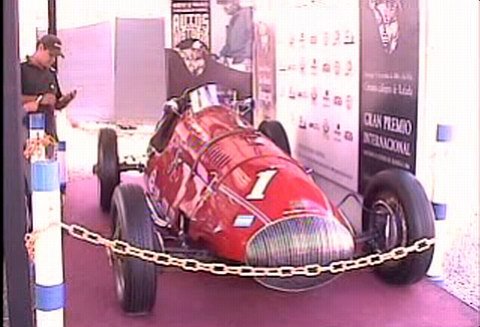 Uno de los autos que forma parte de la muestra, perteneciente a Fangio.