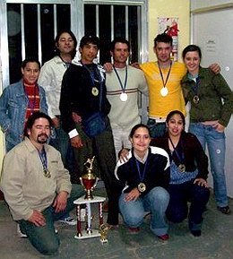 Los integrantes del taller con las medallas.