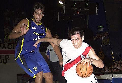 Leopoldo protagonizó uno de los duelos de la Liga, nada menos que ante Boca (basquetriver.com.ar).