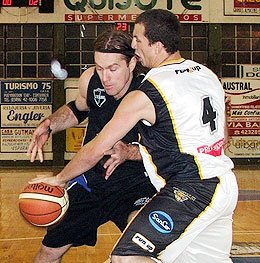 Alba defiende el avance de Skibski. (Gentileza Edición Uno - Esperanza)