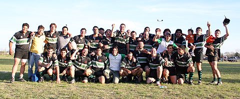 Los Guaycurúes en pleno festejo luego del triunfo. (Diego Rosso)