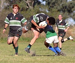 Martín Hernández, con la pelota, vuela por el aire. (Diego Rosso)
