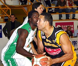 El panameño Gómez impuso su experiencia en la zona pintada. (Diego Rosso)