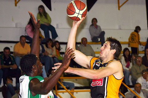 Pelussi (6 puntos y 8 rebotes) prueba sobre la marca de Brown. (Diego Rosso)