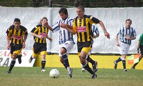 Gonzalo Núñez trata de abrirse camino ante la marca rival. Libertad buscó hasta el final la victoria que no consiguió. (Diego Rosso)