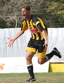 Cipolatti grita y corre a festejar el segundo gol. (Diego Rosso)