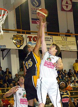 Gómez y Martina luchan bien arriba por la pelota. (Diego Rosso)