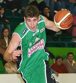 Barberis encara hacia el aro. Aportó 7 puntos. (Diego Rosso)