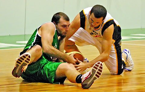 Rotschy y Alba luchan por la pelota. El duelo clásico quedó en manos de los Tigres. (Diego Rosso)