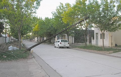 El poste, amenazante desde hace semanas.