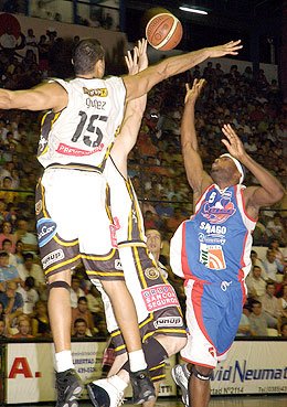 Brown fue bien controlado por la defensa visitante.