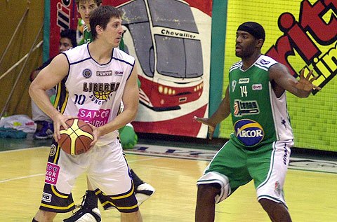 Pelussi aportó 11 puntos y 8 rebotes (Gentileza Diario La Mañana de Córdoba).