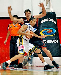 Gómez maniobra en la pintura ante la marca de Dentis. (Gentileza Diario El Argentino)