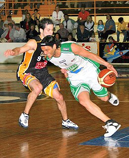 Lábaque supera a Müller. Fue clave en el triunfo de Atenas (Diego Rosso).