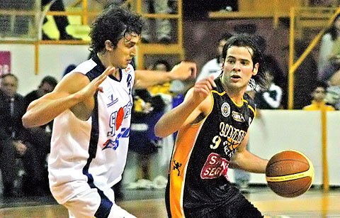 Müller (4 puntos) encara ante la marca de Byró (16). (Diego Rosso)