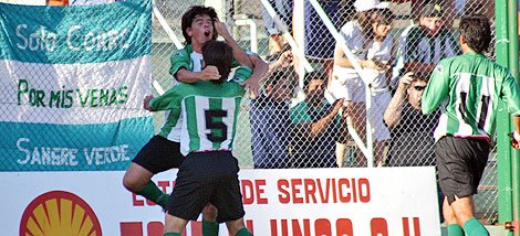 Joaquín Cabral festeja el primer gol (Diego Rosso).