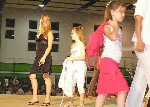 Jóvenes y grandes desfilaron por la pasarela.