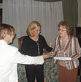 La escritora sunchalense recibiendo el galardón.