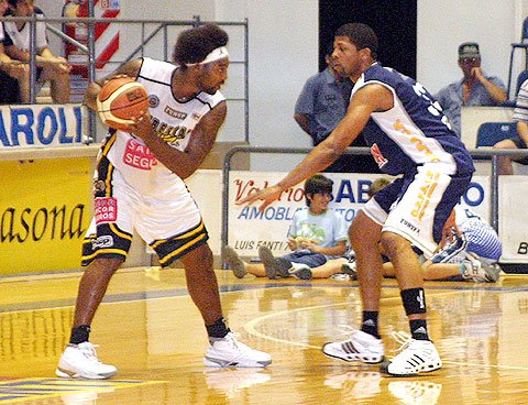 Cleotis Brown fue el destacado en Libertad con 16 puntos (Gentileza Sebastián Madera - Diario Castellanos).