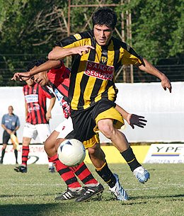 Correa deja atrás a su rival (Diego Rosso).