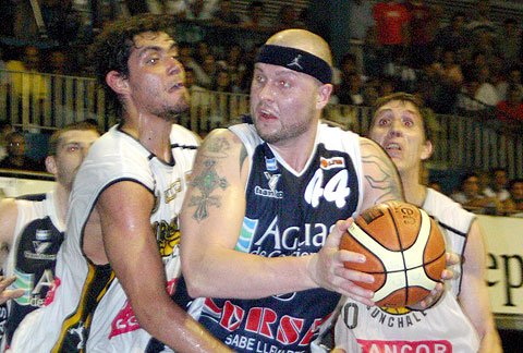 Keep controla el balón frente a Moya (Gentileza Diario La República).