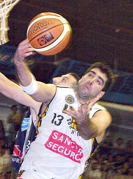 Cavaco y López luchan por el rebote (Gentileza Diario La República).