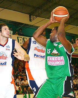 Johnson fue uno de los goleadores de la noche (Diego Rosso).