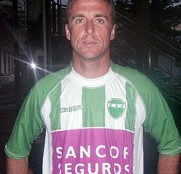 Tosello, con la camiseta que representará en un mes (Prensa Unión).