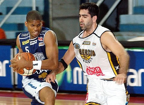 Cavaco trata de controlar el ataque local, la defensa sigue siendo un pilar de los aurinegros (Gentileza diario La Nueva Provincia).