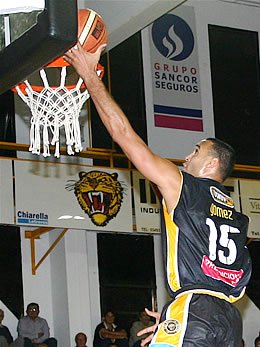 Dionisio Gómez fue el destacado en Libertad con 21 puntos (Diego Rosso)