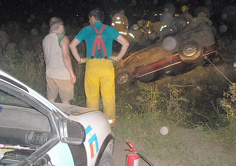El automóvil terminó dentro del zanjón que está a la vera del camino.