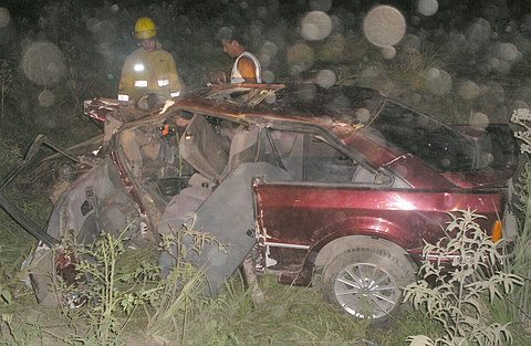 El vehículo, tal como quedó al ser retirado del zanjón. El vehículo, tal como quedó al ser retirado del zanjón.