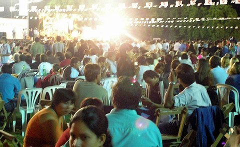 Una postal de la fiesta. Al fondo el escenario principal.