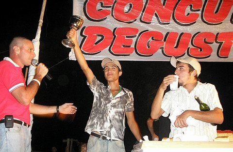 Maximiliano Molina, el joven de Porteña, ganador de la ingesta de chorizos, levantando la copa.