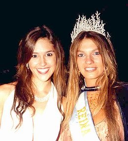 María Florencia junto a Gisela Berger, reina de la fiesta (prensa Libertad).