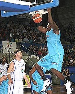 Robert Battle machaca el aro ante la mirada de Kruiswijk (basketbalear.com).
