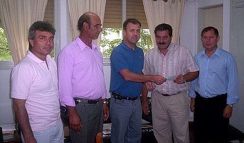 Un momento del acto, con el ex intendente presente junto al secretario general.