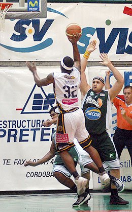 Cleotis Brown intenta convetir en la pintura (Gentileza Diario La Mañana de Córdoba)