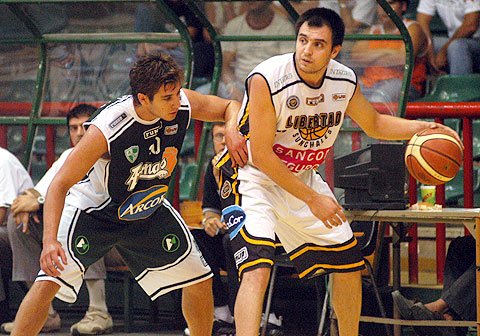 Ruiz Moreno marcado por Schattmann (Gentileza Diario La Mañana de Córdoba)