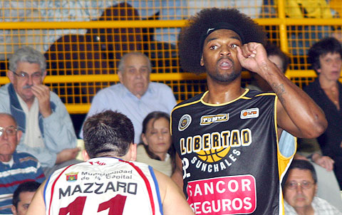 Brown y Mazzaro, importantes en sus equipos, volverán a verse esta noche en Santiago del Estero (Diego Rosso - Archivo)
