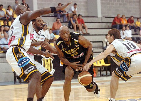 Libertad dominó una parte del juego pero no pudo mantener el ritmo y volvió a caer (Genitleza: diario Jornada).