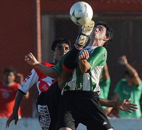 Molina, en acrobática maniobra, impide que el goleador Fleita obtenga la pelota. (La Gaceta - Franco Vera).