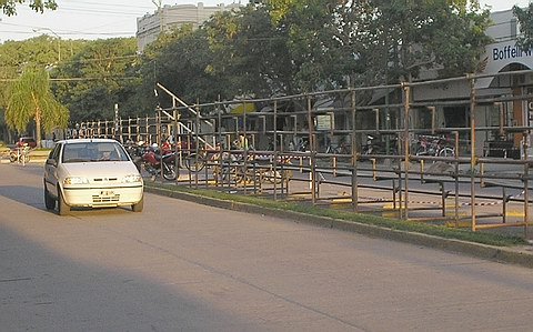 La avenida está esperando por los carnavales.