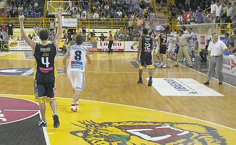 Brazos en alto: Alba y un gesto que dice todo.
