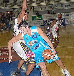 Zilli encara la defensa de Brown (José Merlo).