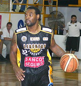 Cleotis Brown fue decisivo con su goleo (Diego Rosso).
